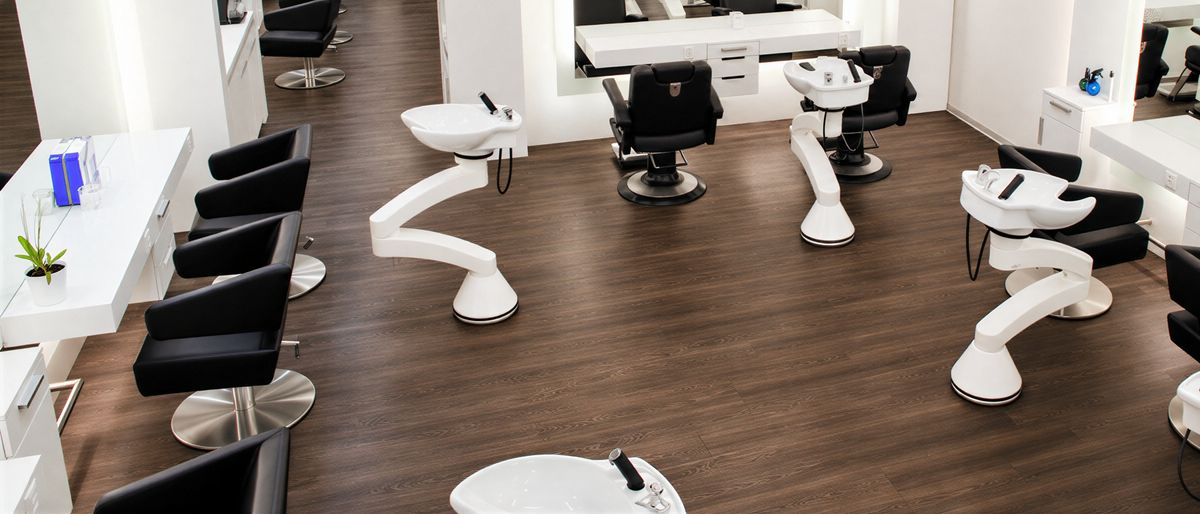 Blick von oben in den Salon Maison Astor Coiffure im Glattzentrum Wallisellen mit Bedienungsplätzen, Spiegeln und Waschplätzen