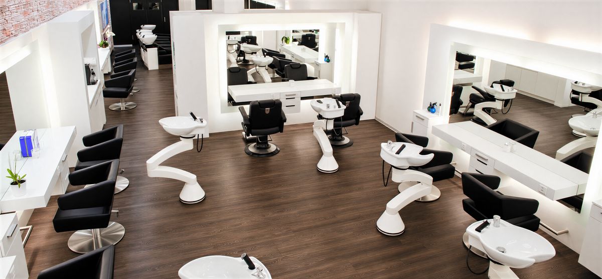 Blick von oben in den Salon Maison Astor Coiffure im Glattzentrum Wallisellen mit Bedienungsplätzen, Spiegeln und Waschplätzen