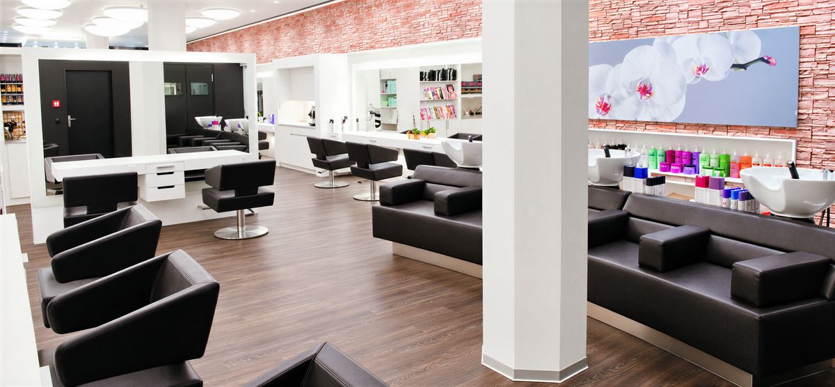 Bedienungsplätze und Waschplätze mit Orchideenbild im Salon Maison Astor Coiffure im Glattzentrum Wallisellen