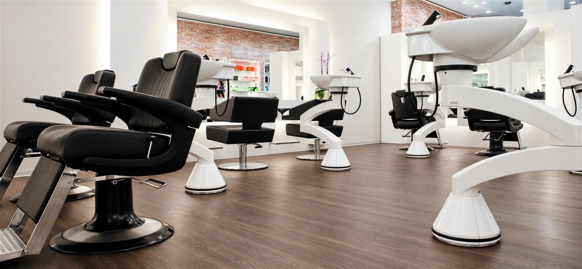 Bedienungsstühle und Waschplätze im Salon Maison Astor Coiffure im Glattzentrum Wallisellen